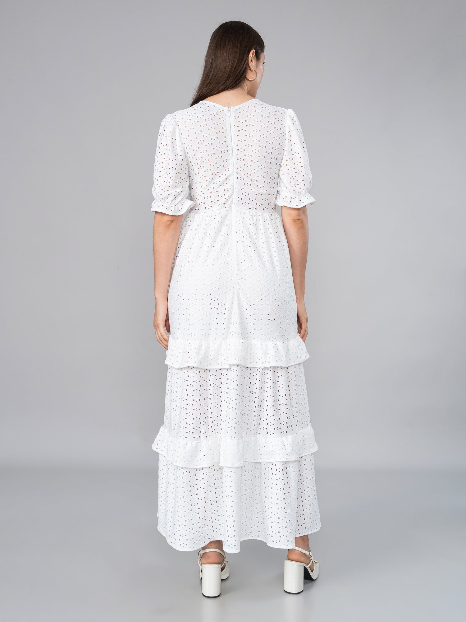 PARTE DE ATRAS DEL VESTIDO DE MUJER DE BRODERIE BLANCO 