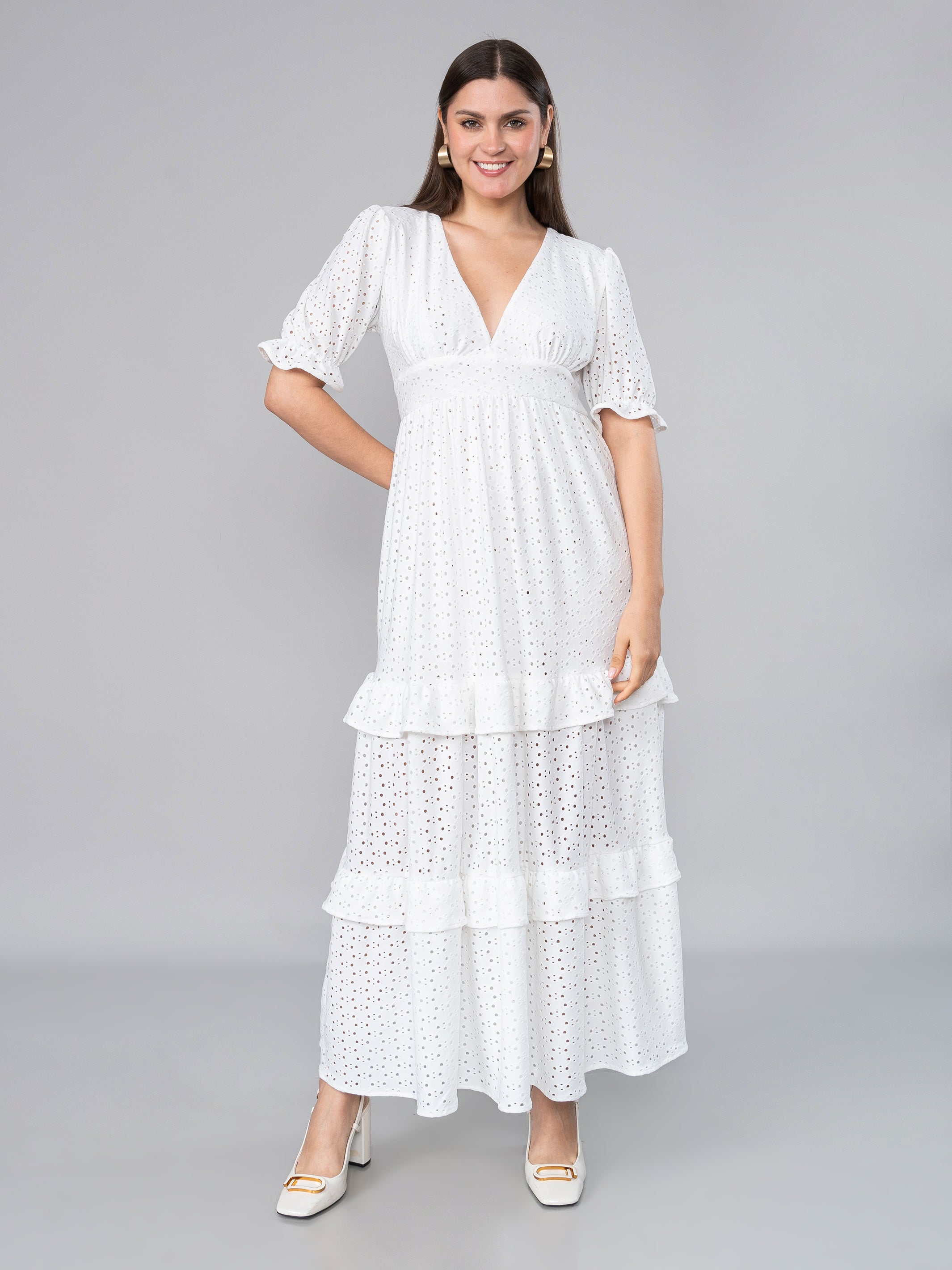 LOOK CASUAL DE MUJER CON VESTIDO BLANCO DE BRODERIE 