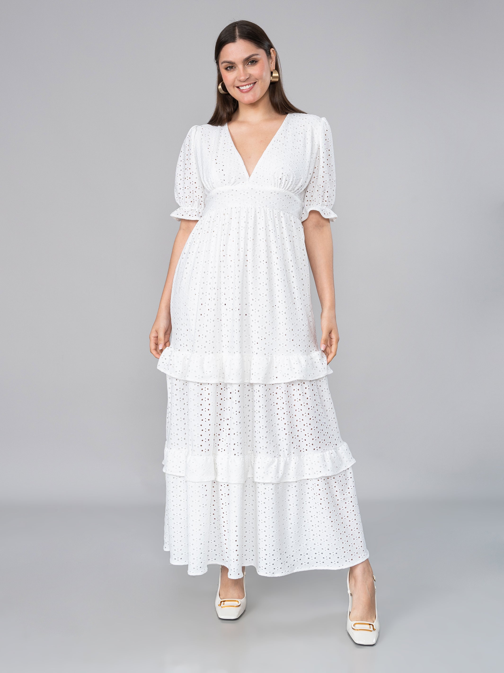 OUTFIT DE MUJER VESTIDO BLANCO DE TELA BRODERIE