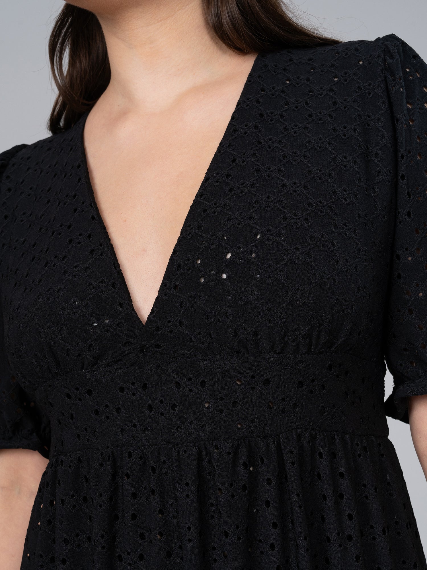 DETALLE DEL ESCOTE DE VESTIDO DE MUJER COLOR NEGRO DE BRODERIE 