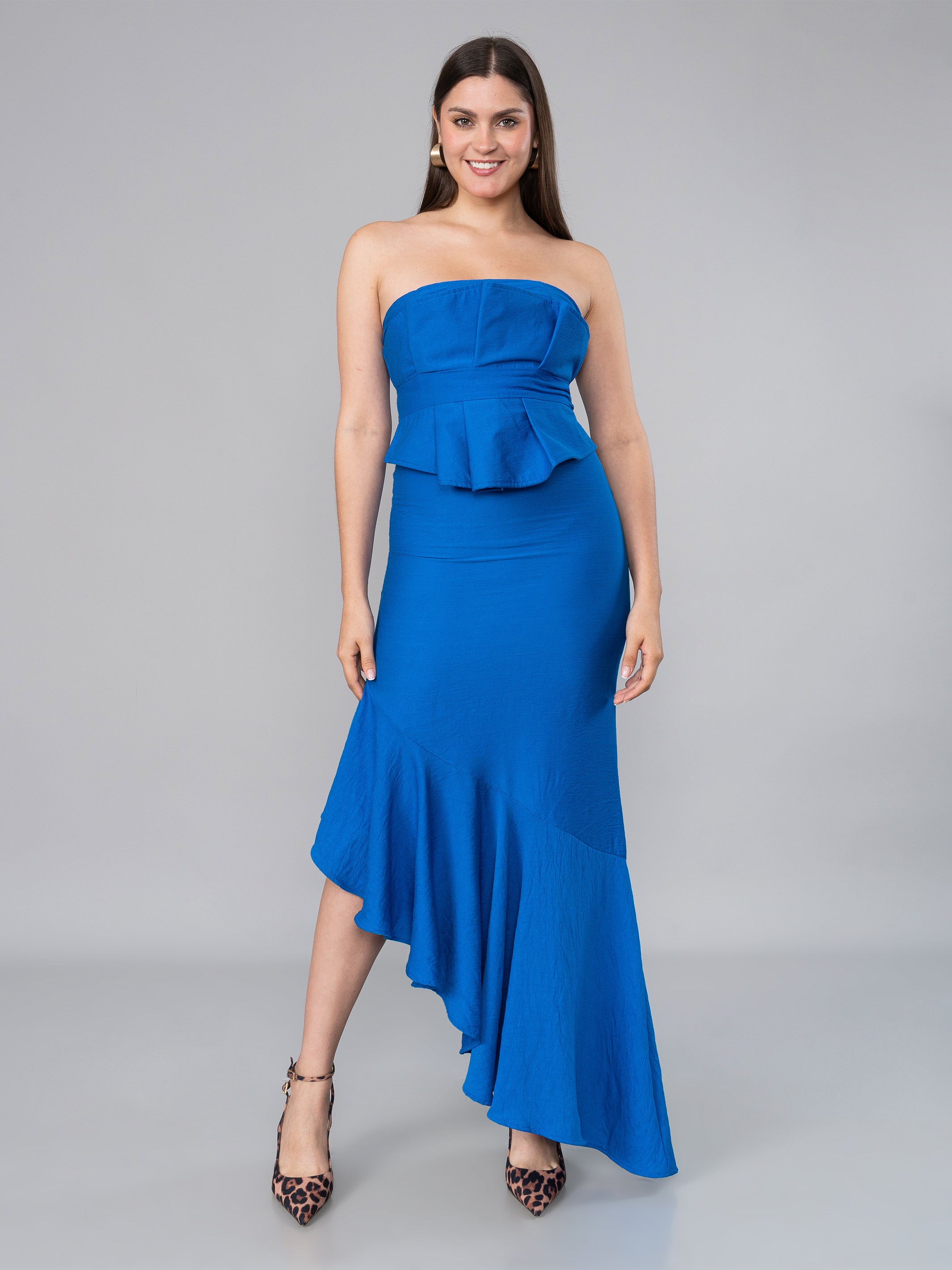 LOOK DE MUJER ELEGANTE CON VESTIDO STRAPLESS AZUL